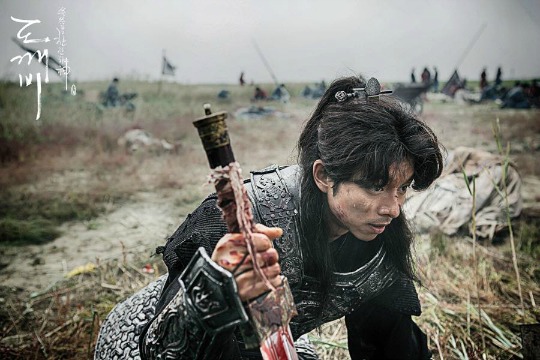 Kim Shin (Gong Yoo) é um goblin imortal responsável por proteger as al